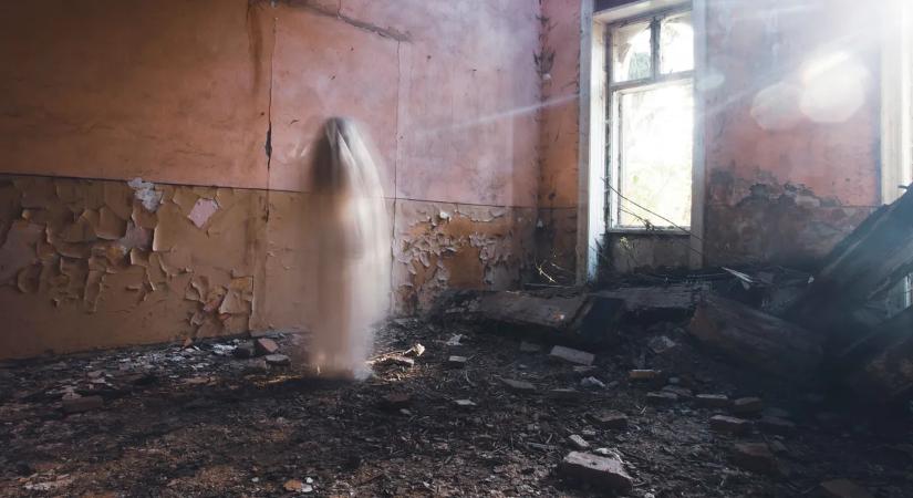 Ijesztő, mit rögzített a kamera: egy szellem figyelte, ahogy a kisfiú biciklizni tanul