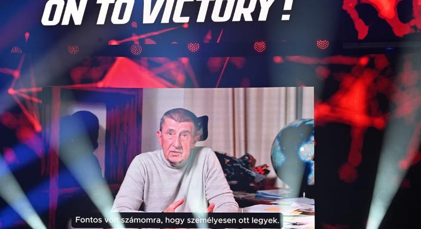 Nem jött Budapestre, ehelyett jókora tüntetésbe „szaladt bele” Babis Prágában