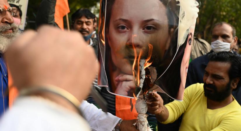 Greta Thunberg és Rihanna arcképét égették a kormánypárti tüntetők Indiában