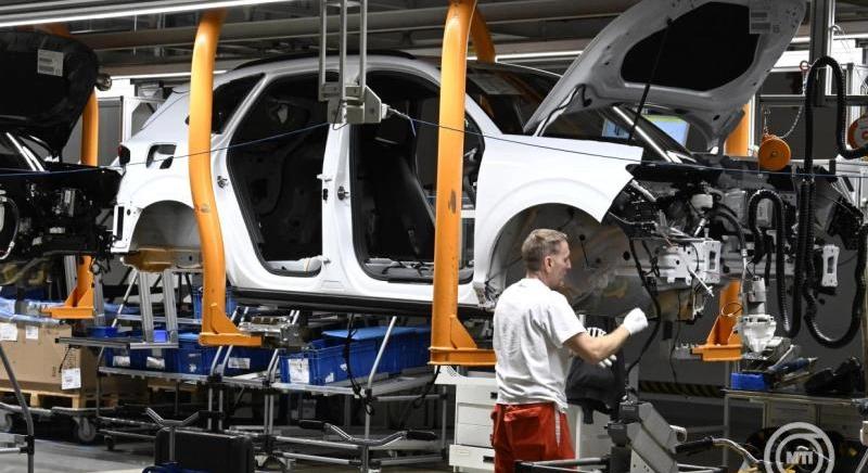 Lassuló elektromos átmenet, EU-átlag feletti eladások - ez volt a régiós autópiac 2025-ben