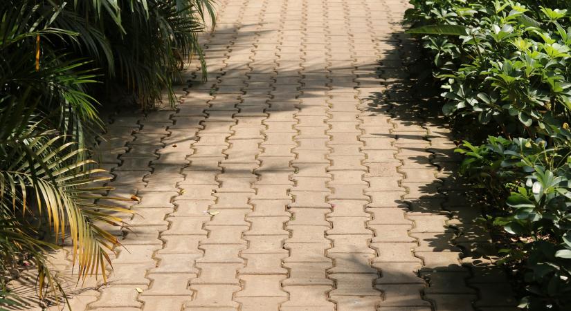 Este locsold a térkőre ezt a filléres keveréket, reggelre látványosan megtisztul