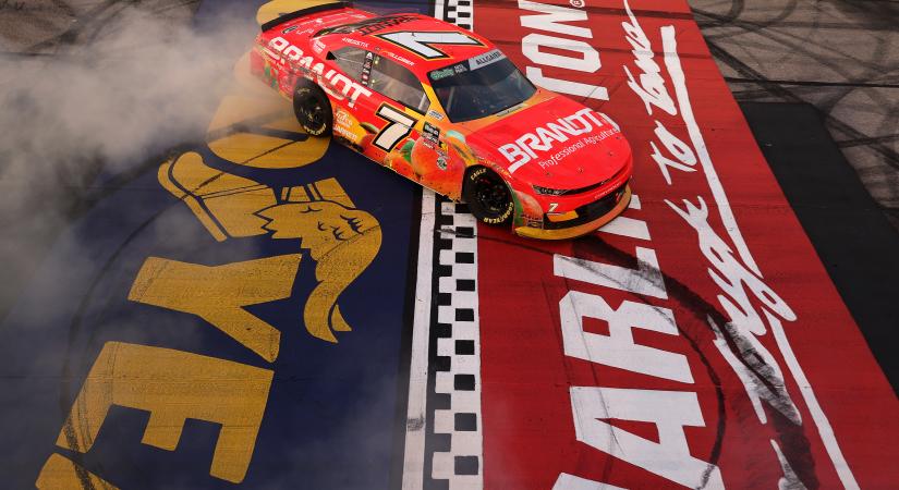 Larson dominált, de a végén mégis Allgaier nevetett a leghangosabban Darlingtonon