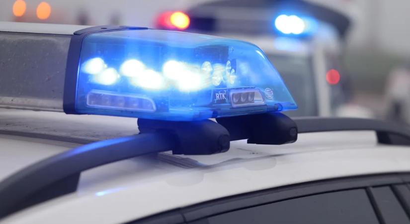 Húsvágó kést lóbált a gyilkos, a rendőrök családi mészárlás helyszínére érkeztek ki