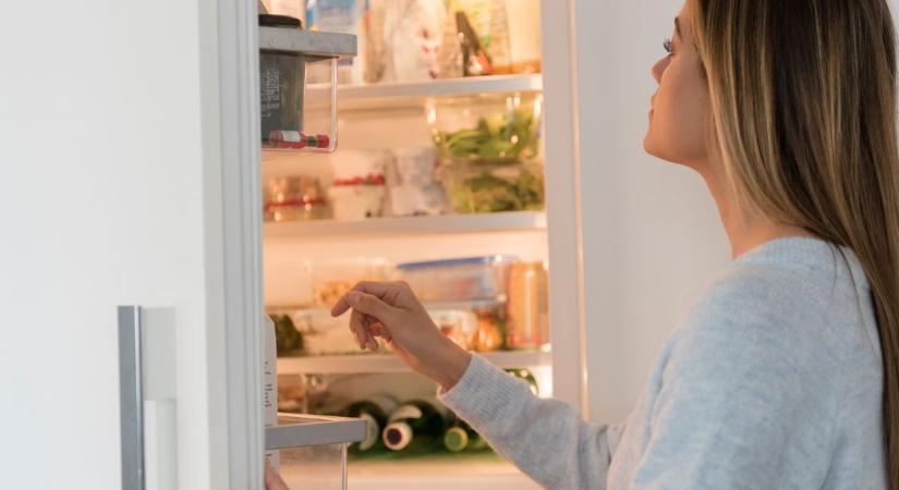 Pofonegyszerű trükkel szüntetheted meg a szagot a hűtőben