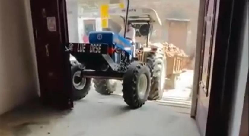 Megpróbált beállni a traktoros a garázsba, azonnal elszabadult a pokol – videó