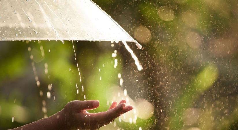 Felhős, szeles napunk lesz, elszórtan záporok jöhetnek