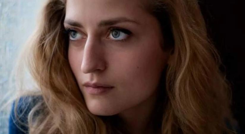 Ágynak esett a népszerű színésznő, sorra törlik az előadásait