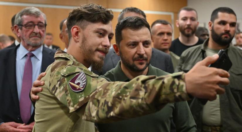 Ukrán sztárszerző leleplezése: így lógott meg a behívó elől fiatalon Zelenszkij