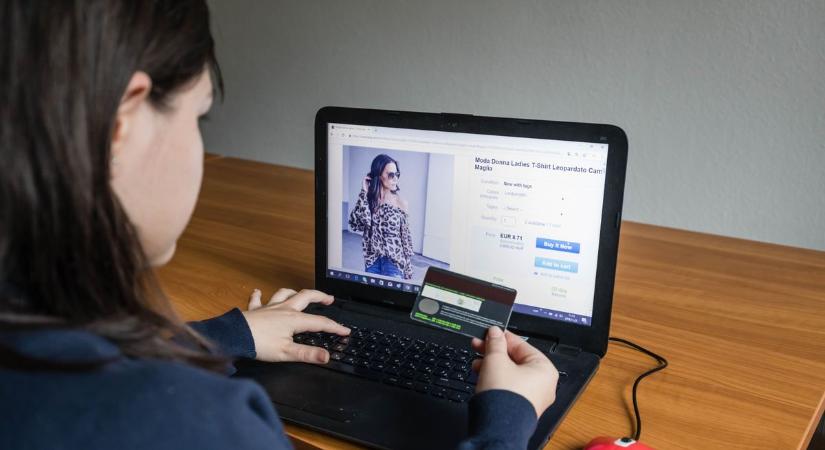 Így próbálnak átverni a webshopok – vigyázz, nehogy bedőlj a trükkjeiknek!