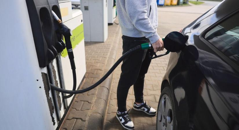 Így verhetnek át tankolásnál – újabb trükkökre figyelmeztetnek az autósok