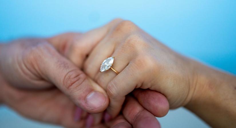 Eljegyezték a népszerű magyar énekesnőt, csodaszép gyűrűt kapott - fotó