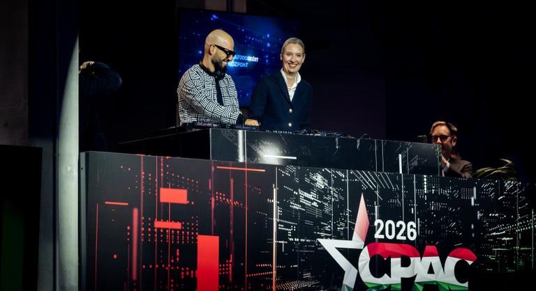 Techno bulivá vált a budapesti CPAC, Alice Weidel is DJ-zett