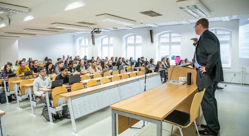 Mi mennyi a felsőoktatásban? Mutatjuk a beárazott diplomákat képzésterületenként és járásonként