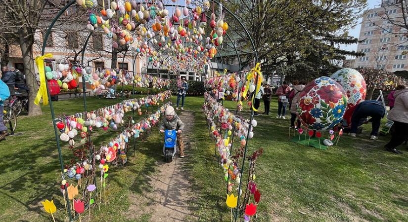 Hatalmas meglepetéssel nyitott a Tapolcai Tojáspark, mutatjuk az idei húsvéti programokat