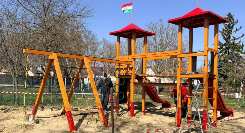 Elkészült az új játszótér, hamarosan birtokba vehetik a gyerekek!