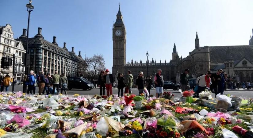 Terrortámadás rázta meg Londont – gyalogosok közé hajtott egy autó