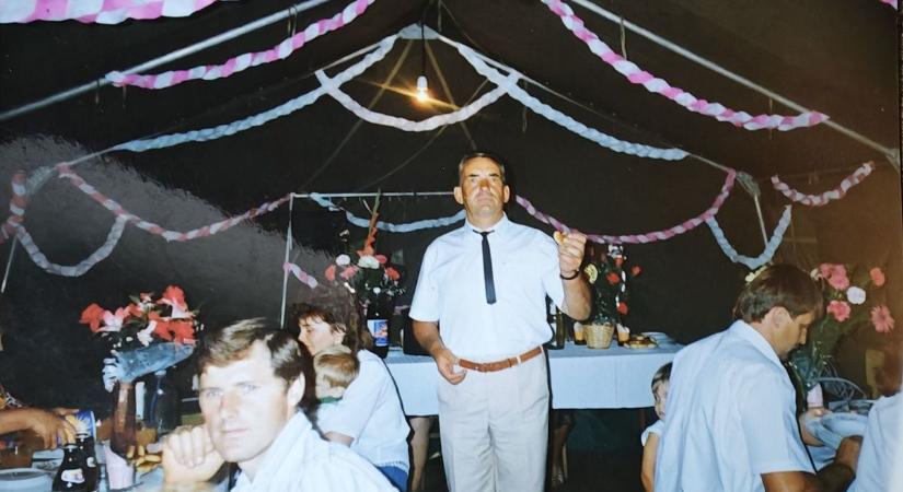 Emlékszik még a régi divatra, a dzsörzé felsőre, a válltöméses blúzra? Régi fényképeken mutatjuk