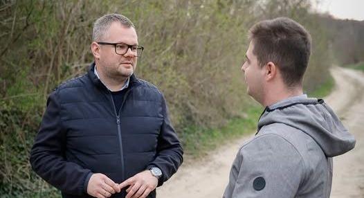 Pázmánfalu úthálózatát érintő 30 millió forintos beruházást jelentett be a miniszteri biztos