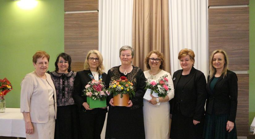 A példaképek alázatosak