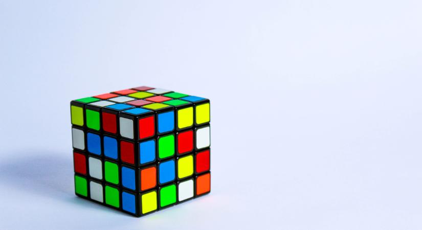 Egy robot megdöntötte a Rubik-kocka gyorsasági világrekordját, több mint egy évtizedes csúcs dőlt meg ezzel