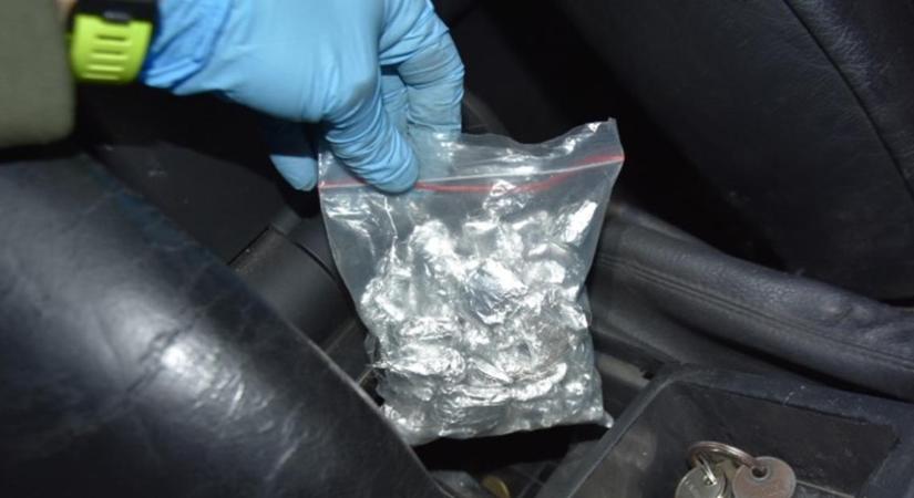 Lebuktak az úton: 158 gramm droggal csaptak le két gyulai férfira, majd dílert fogtak el vásárlás közben – videóval