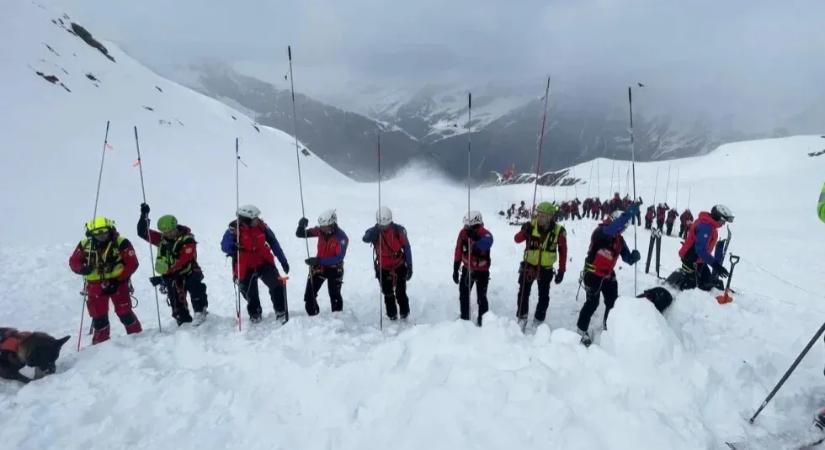 25 síelőt sodort el a lavina Olaszországban, ketten meghaltak