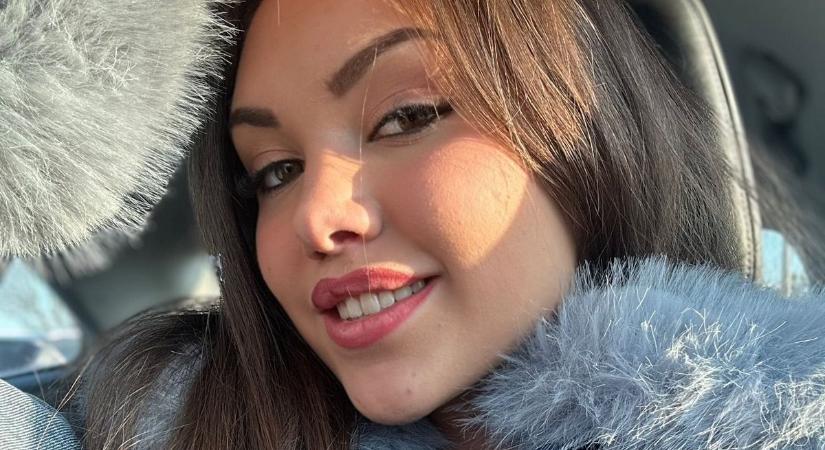 Kóbor Léna aranyszínű műkörmökkel és erős sminkkel hódít