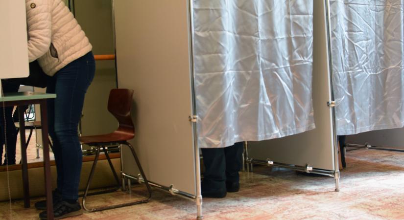 Már most szavazhatnak a választók a parlamentről, komoly beavatkozás történhetett a kampányba