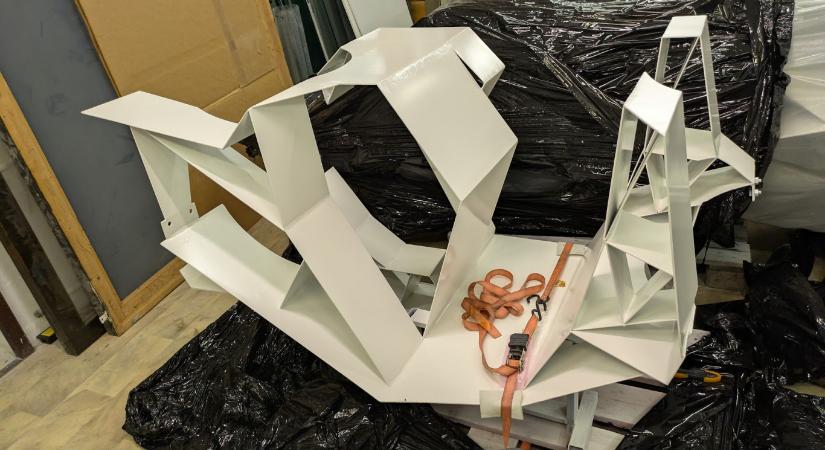 Kontár módon összebarkácsolva került elő Egerben a hulladéktelepre dobott, impozáns műalkotás