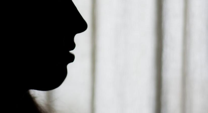 Gyarmati Andrea összegömbölyödött