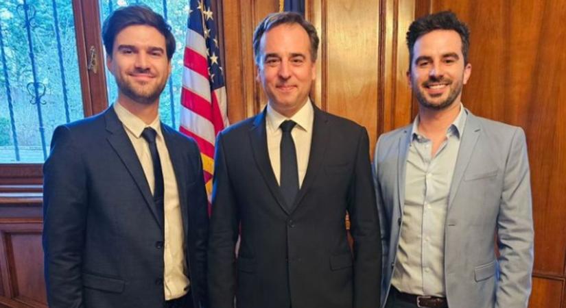 „Mocskos Fidesz, mocskos Fidesz” – dörmögte félálomban a kisebbik fiam, miután hazatért a Pamkutya nevű valami ki tudja, hányadik koncertjéről