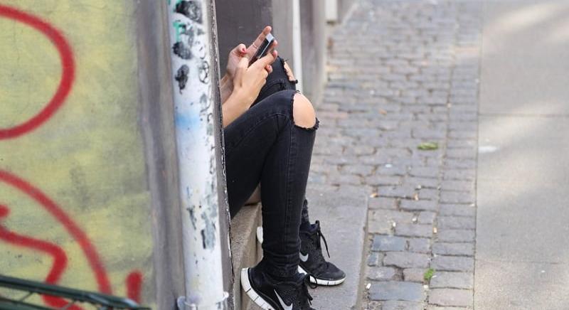 Berobbant egy fura kutatás: jobb a magány ellen üzenetet küldeni egy idegennek, mint MI-chatbottal beszélgetni