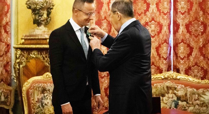 Diplomáciai jelentések szerint Szijjártó Péter rendszeresen egyeztetett telefonon Szergej Lavrovval az uniós tanácskozások szüneteiben