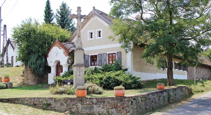 Romos parasztházból lett álomotthon a Káli-medencében: így mentették meg a 100 éves épületet  Fotók