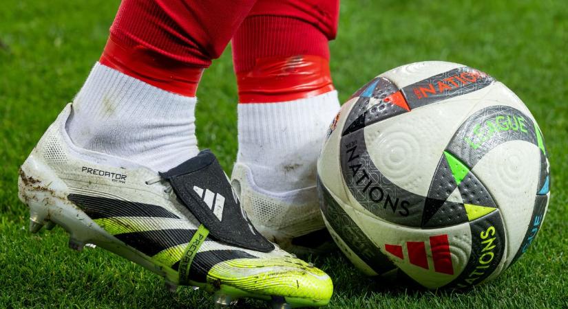 Amikor a szakmai vezető a pályán csillogtatja tudását, várja az esőt, de ,,köszön" az ellenfélnek