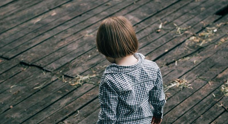 Két gyermeket – egy kétévest és egy négyévest – kötöttek a fűtőtesthez az erdélyi városban