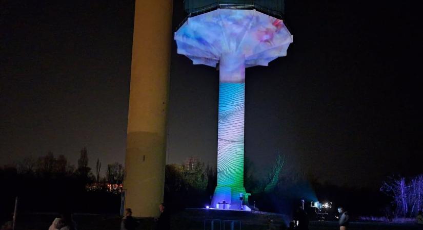 Áramlás - Fénnyel festették meg a víztornyot Bükön - fotók