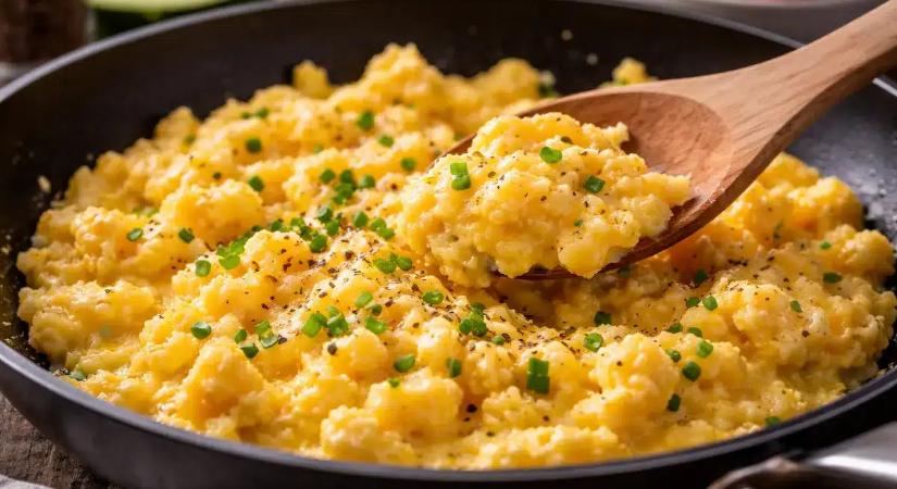 Semmi szalonna vagy hagyma. Két evőkanálnyit teszek a rántottába, és krémes lesz, ráadásul egészségesebb a szívnek is