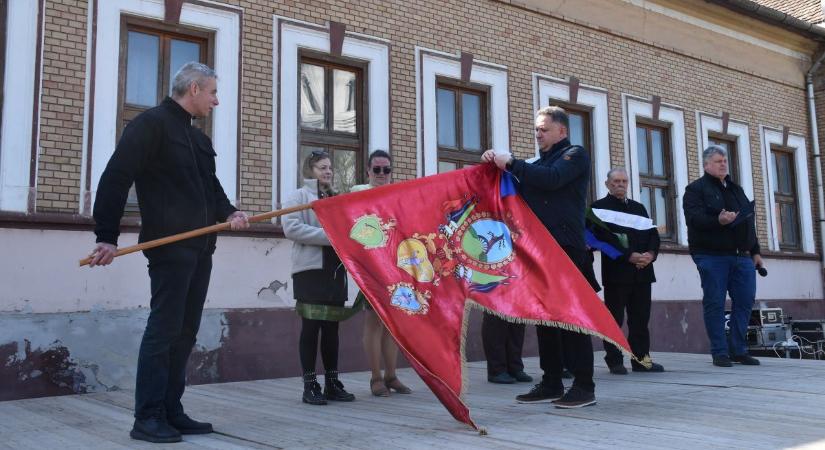 Nemcsak a búza kapott áldást: felavatták a Kun zászlót a Városházánál – galériával
