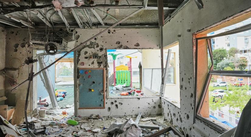 Az iráni és libanoni rakéták miatt sorozatos légiriadókra ébredtek az izraeliek vasárnap