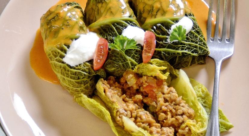 Tavaszias főétel az ünnepi asztalra: hortobágyi töltött kelkáposzta