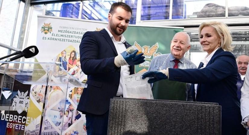 Hazatértek az "űrpaprikák" - Kapu Tibor adta át a mintákat az egyetem munkatársainak