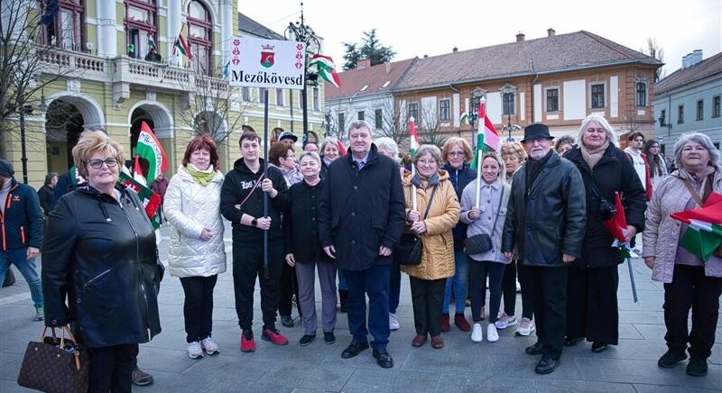 Egri jelenet a Békemeneten: luxustáskáról posztolt Hadházy Ákos