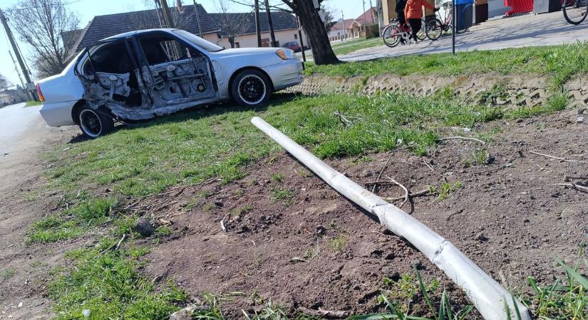 Fotókon a roncs! A fél autó odalett a hajdú-bihari balesetben