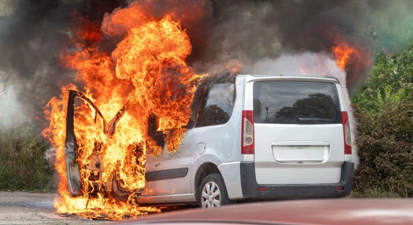 Kigyulladt egy garázs Gyöngyösön, egy autó is égett