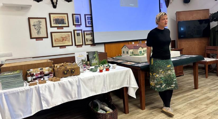 Berlinből Csákberénybe érkezett a világsiker: elképesztő, mi minden ehető az erdőből (videó)