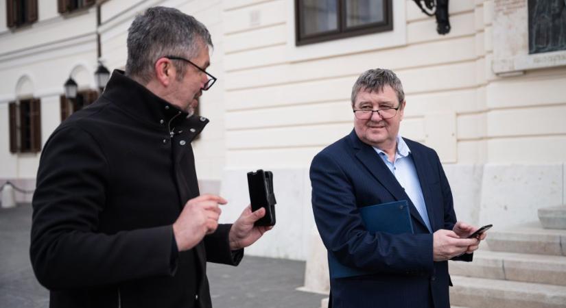 Hadházy: Tállai felesége milliós Louis Vuitton-táskában vonult az egri Békemeneten