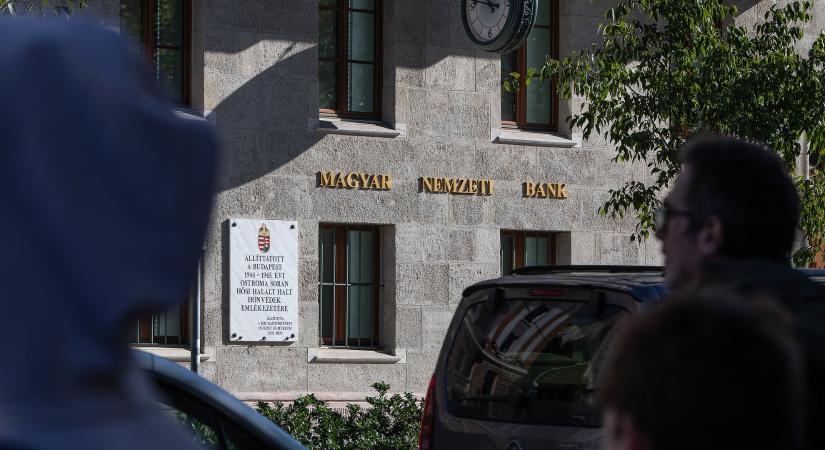 Borulhatnak a korábbi prognózisok, a kamatot viszont tarthatja az MNB