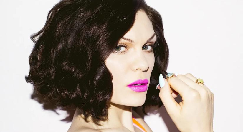 Nagy baj történt: kórházba került sokak kedvenc énekesnője