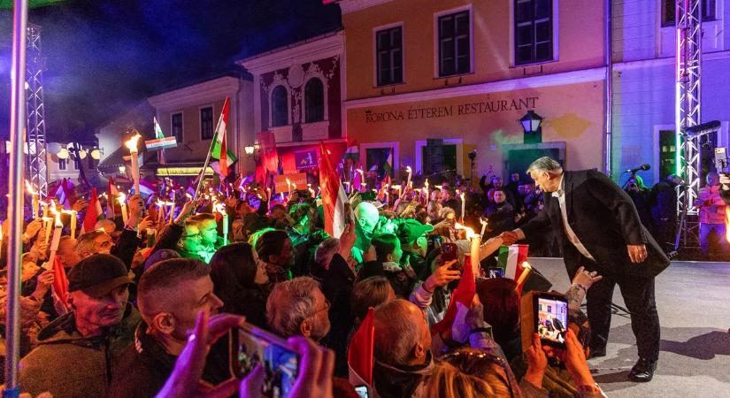 Orbán Viktort alaposan meglepték: különleges ajándék került elő a szentendrei tömegből - Fotó